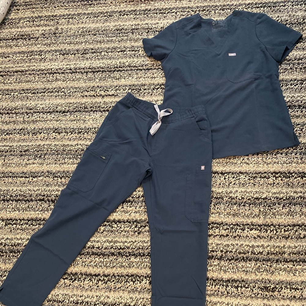Gently used pair of Caribbean Blue Figs scrubs.